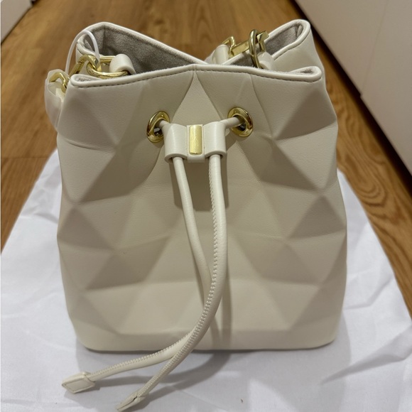 Symmetric bucket bag - Picture 3 of 3